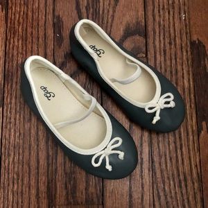 GAP KIDS Gray Ballet Flats. Size 8.